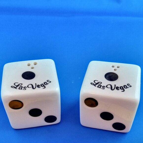Las Vegas souvenir pair of oversized dice salt & pepper shakers - Picture 1 of 5